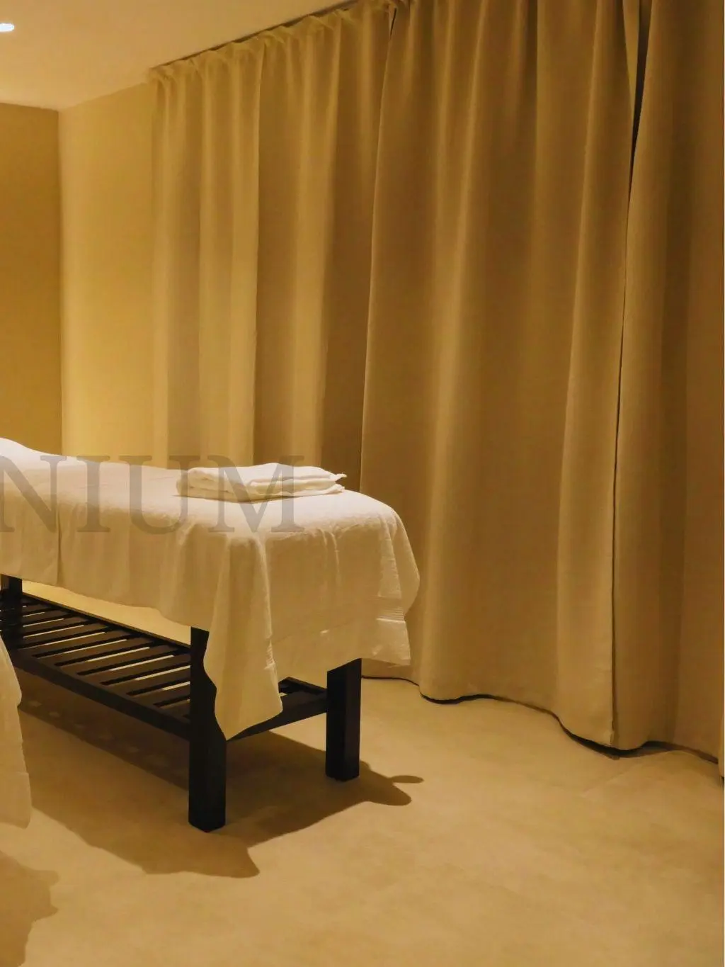 Right view: Couple's massage room with relaxation area, Malaga spa